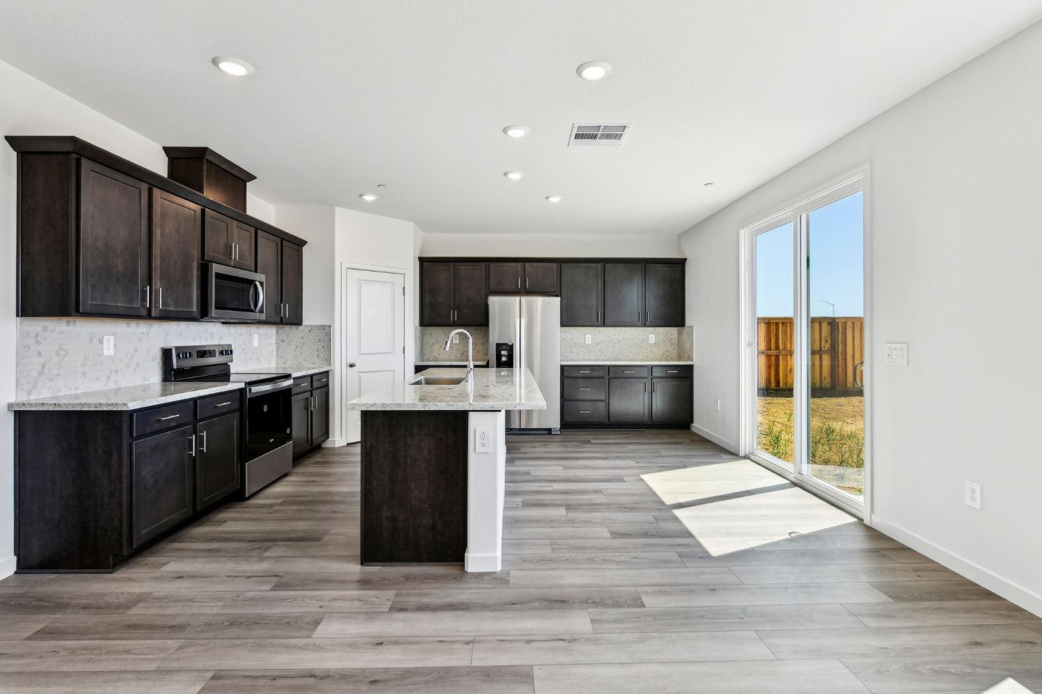 Detail Gallery Image 8 of 38 For 1280 Bastion Ave, Galt,  CA 95632 - 4 Beds | 3 Baths