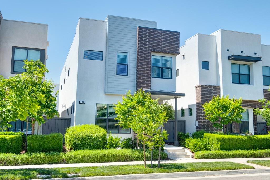Detail Gallery Image 4 of 89 For 142 Fonseca St, Sacramento,  CA 95816 - 3 Beds | 3/1 Baths