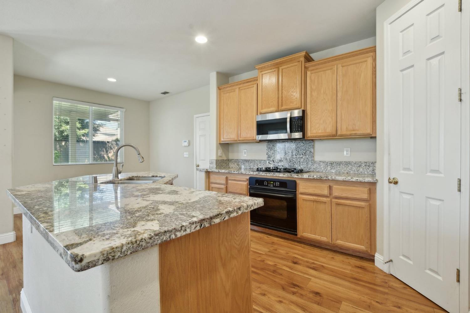 Detail Gallery Image 4 of 37 For 9424 Cristo Way, Elk Grove,  CA 95758 - 5 Beds | 3/1 Baths