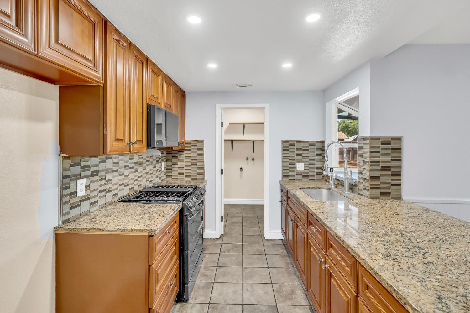Detail Gallery Image 9 of 45 For 6833 Sandrock Way, Sacramento,  CA 95828 - 4 Beds | 2/1 Baths