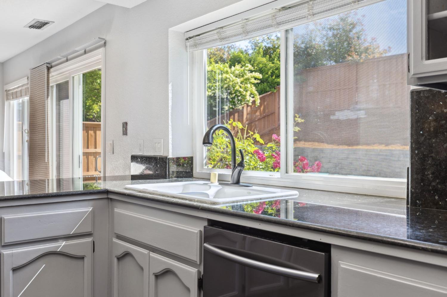 Detail Gallery Image 11 of 40 For 1535 E Colonial Pkwy #E,  Roseville,  CA 95661 - 4 Beds | 2/1 Baths