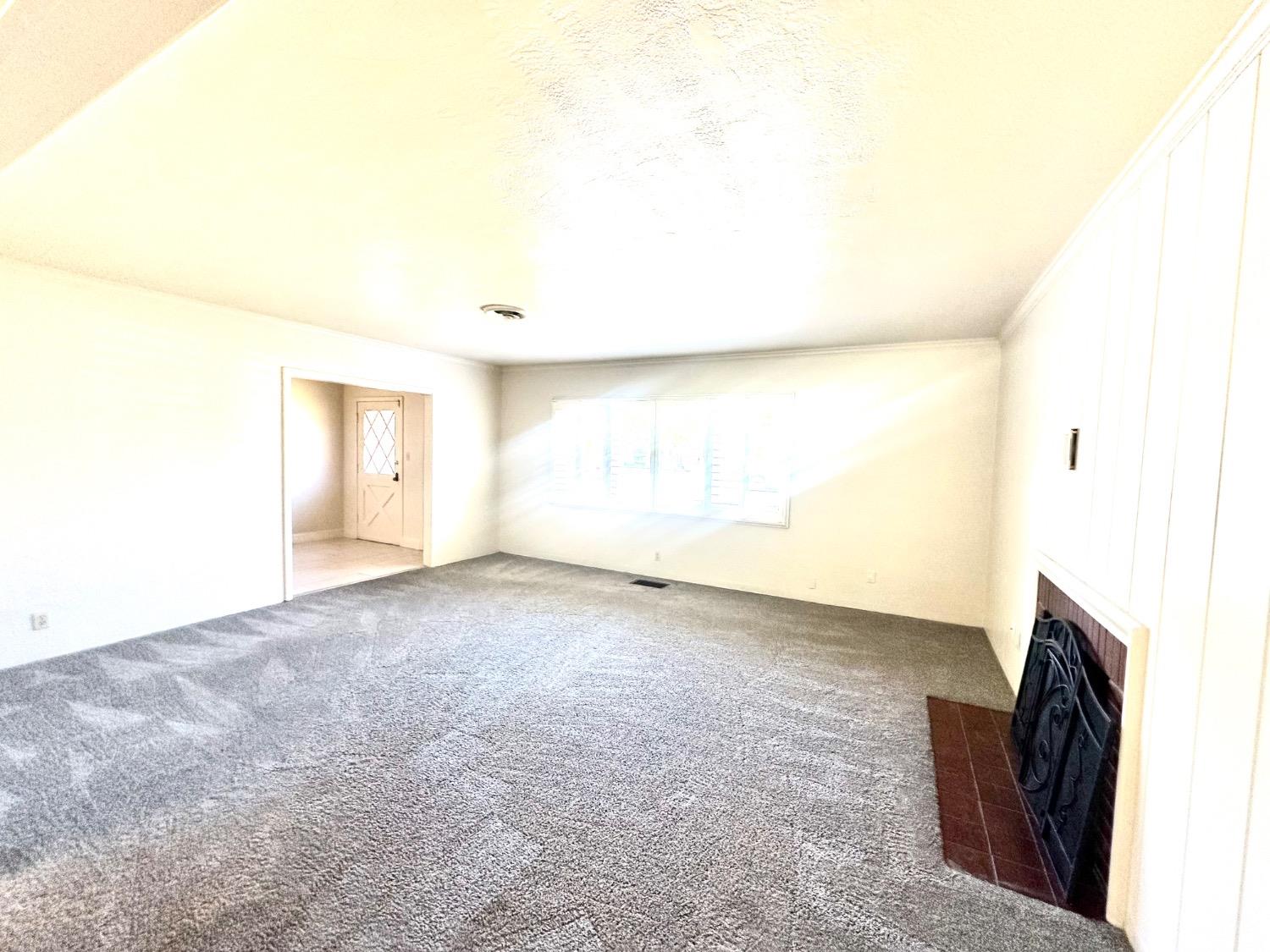 Detail Gallery Image 10 of 29 For 1112 S Country Club Blvd, Stockton,  CA 95204 - 3 Beds | 2 Baths