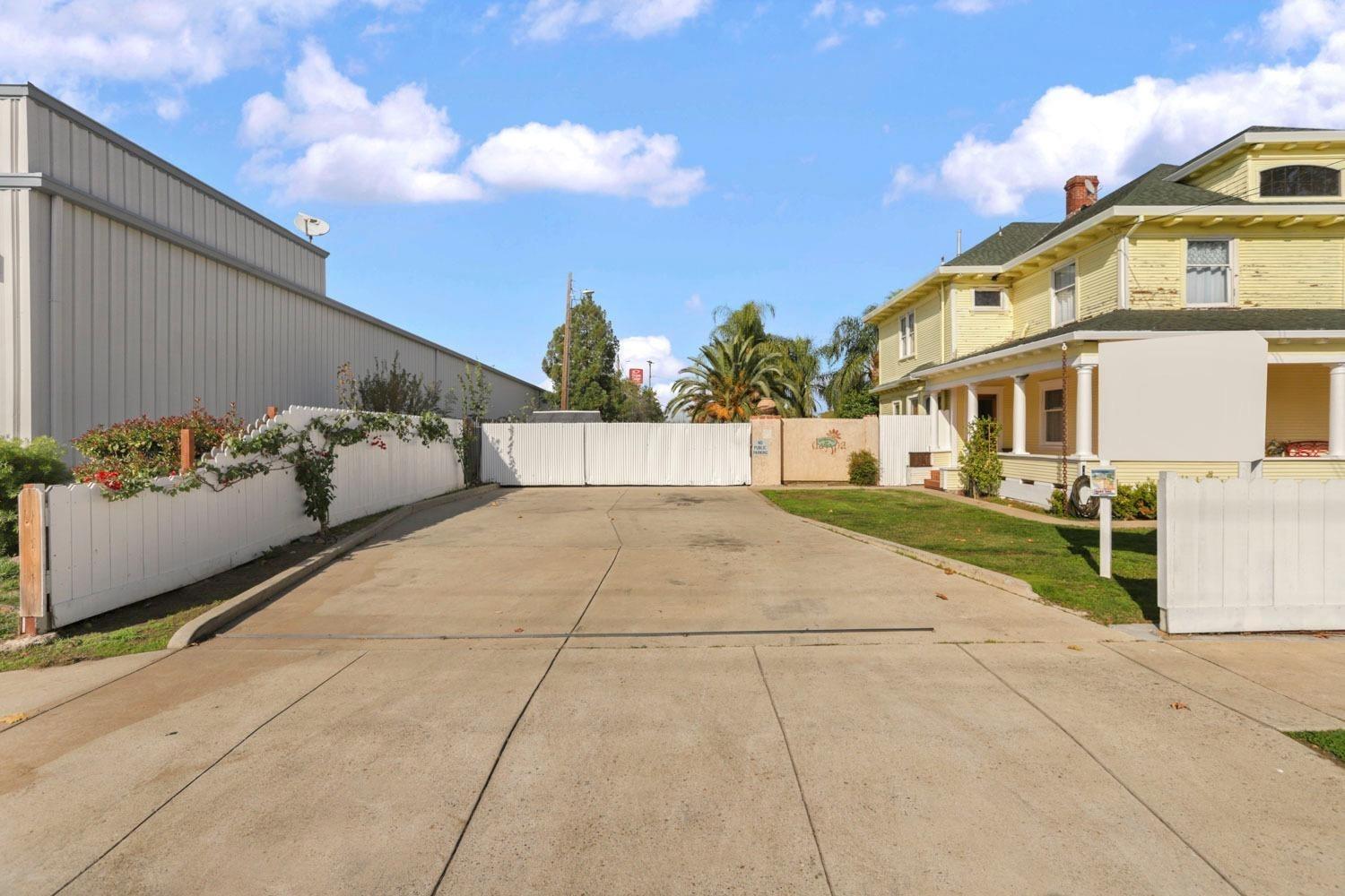 Detail Gallery Image 4 of 52 For 625 E Pine St, Lodi,  CA 95240 - 4 Beds | 2 Baths