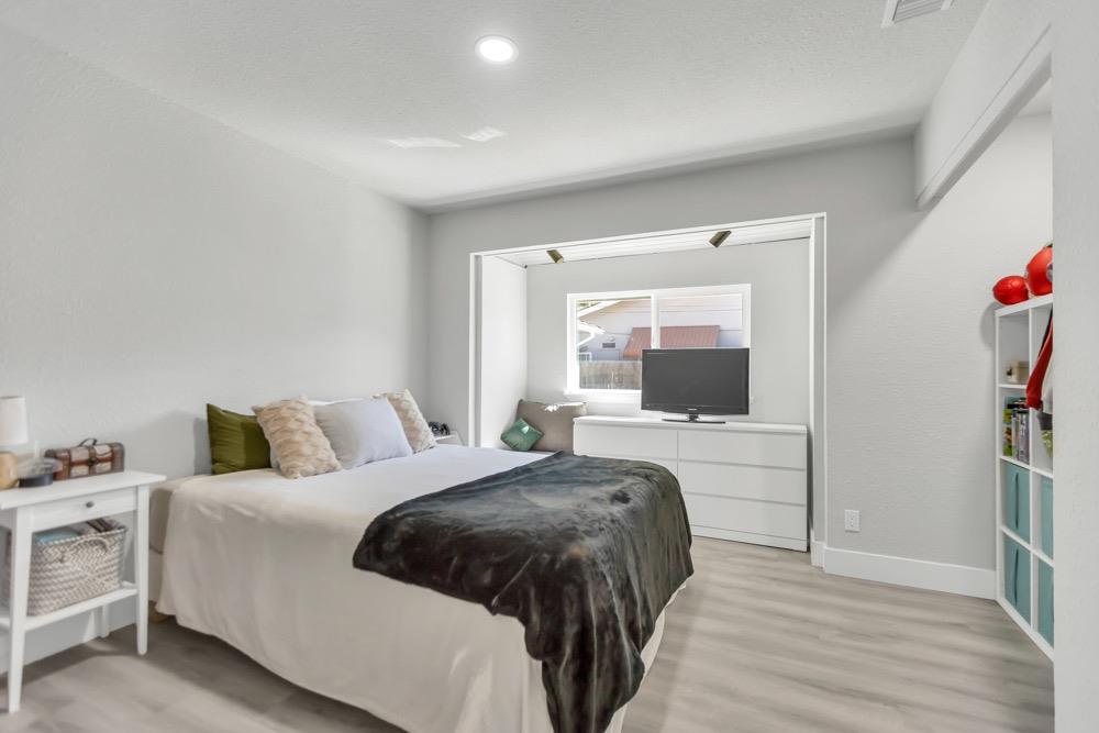 Detail Gallery Image 9 of 19 For 1600 Akron Way, Sacramento,  CA 95822 - 3 Beds | 2 Baths