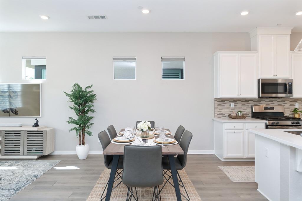 Detail Gallery Image 13 of 89 For 142 Fonseca St, Sacramento,  CA 95816 - 3 Beds | 3/1 Baths