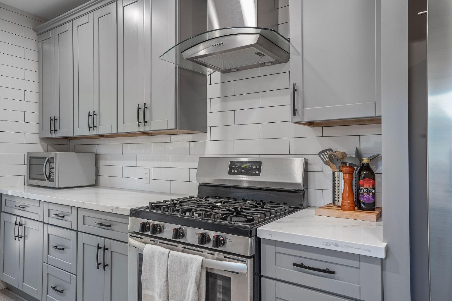 Detail Gallery Image 10 of 27 For 2640 17th St, Sacramento,  CA 95818 - 2 Beds | 2 Baths