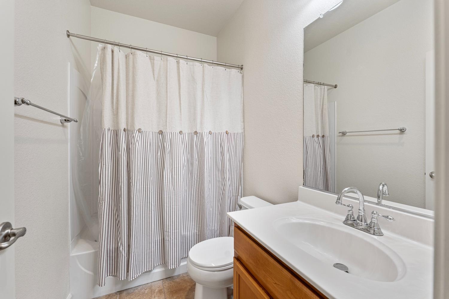 Detail Gallery Image 14 of 49 For 1869 Mammoth Way, Sacramento,  CA 95834 - 3 Beds | 3 Baths