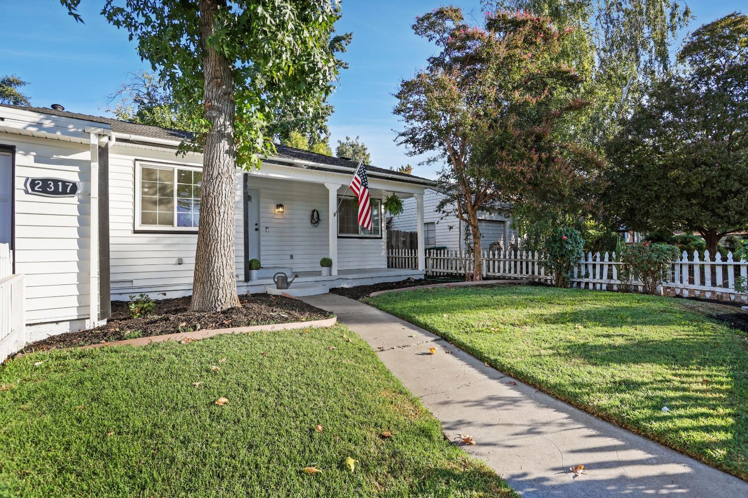 Detail Gallery Image 2 of 13 For 2317 W Harding, Stockton,  CA 95203 - 3 Beds | 2 Baths