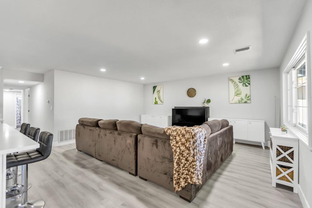Detail Gallery Image 8 of 19 For 1600 Akron Way, Sacramento,  CA 95822 - 3 Beds | 2 Baths