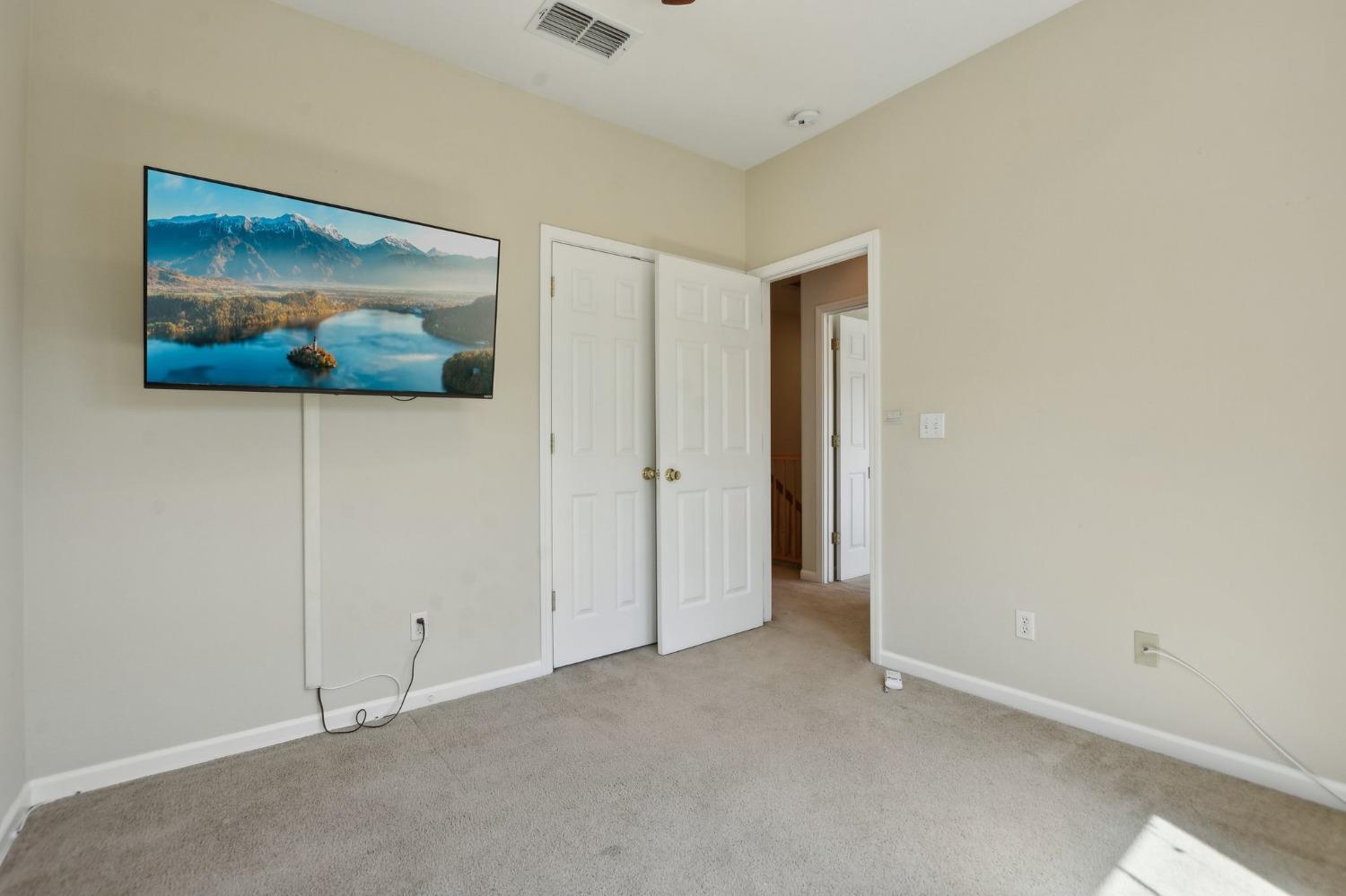 Detail Gallery Image 13 of 37 For 9424 Cristo Way, Elk Grove,  CA 95758 - 5 Beds | 3/1 Baths