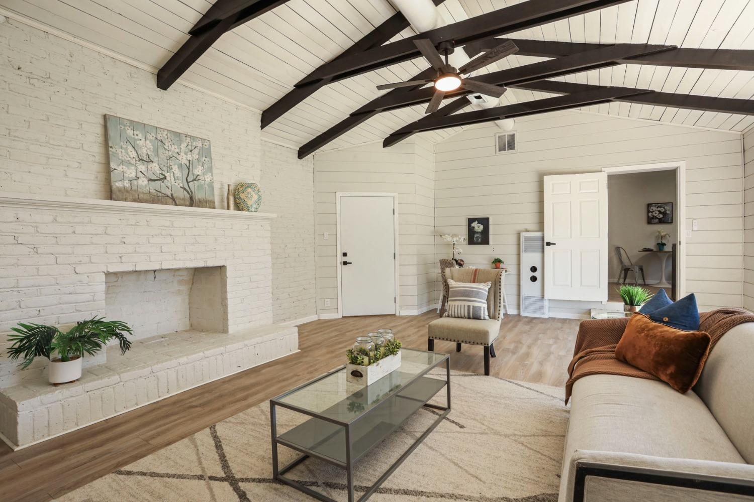 Detail Gallery Image 3 of 17 For 555 E Atlee St, Stockton,  CA 95204 - 2 Beds | 1 Baths