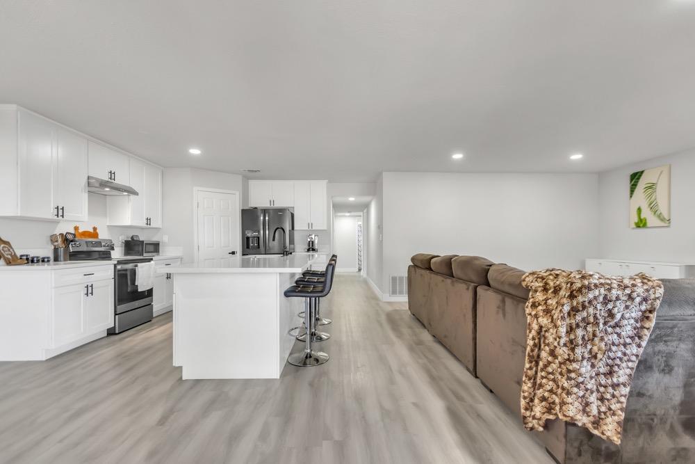 Detail Gallery Image 2 of 19 For 1600 Akron Way, Sacramento,  CA 95822 - 3 Beds | 2 Baths