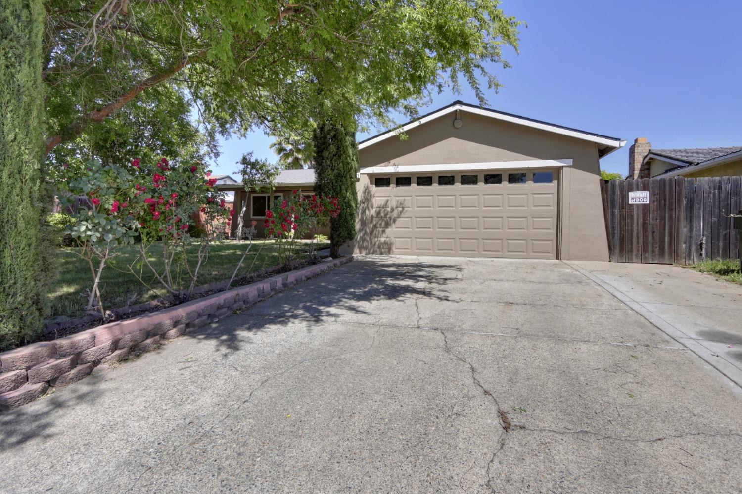 Detail Gallery Image 1 of 41 For 7915 Center Pkwy, Sacramento,  CA 95823 - 3 Beds | 1/1 Baths