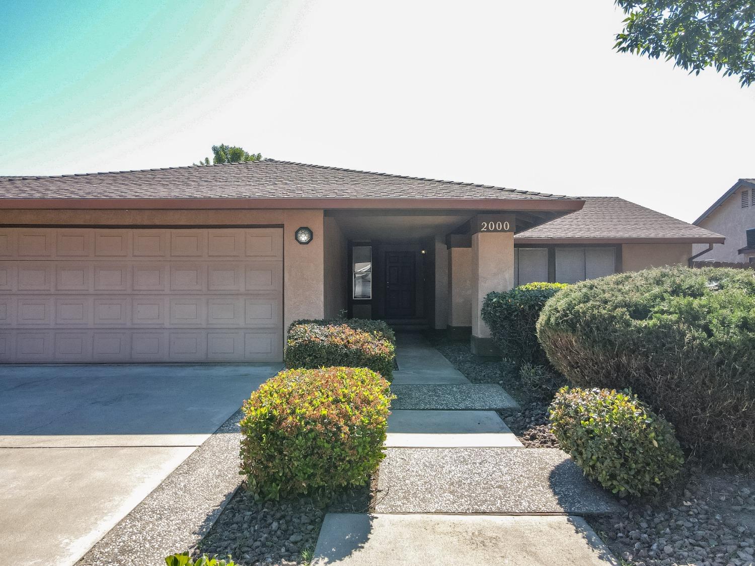 Detail Gallery Image 4 of 42 For 2000 Lincoln Oak Dr, Modesto,  CA 95355 - 3 Beds | 2 Baths