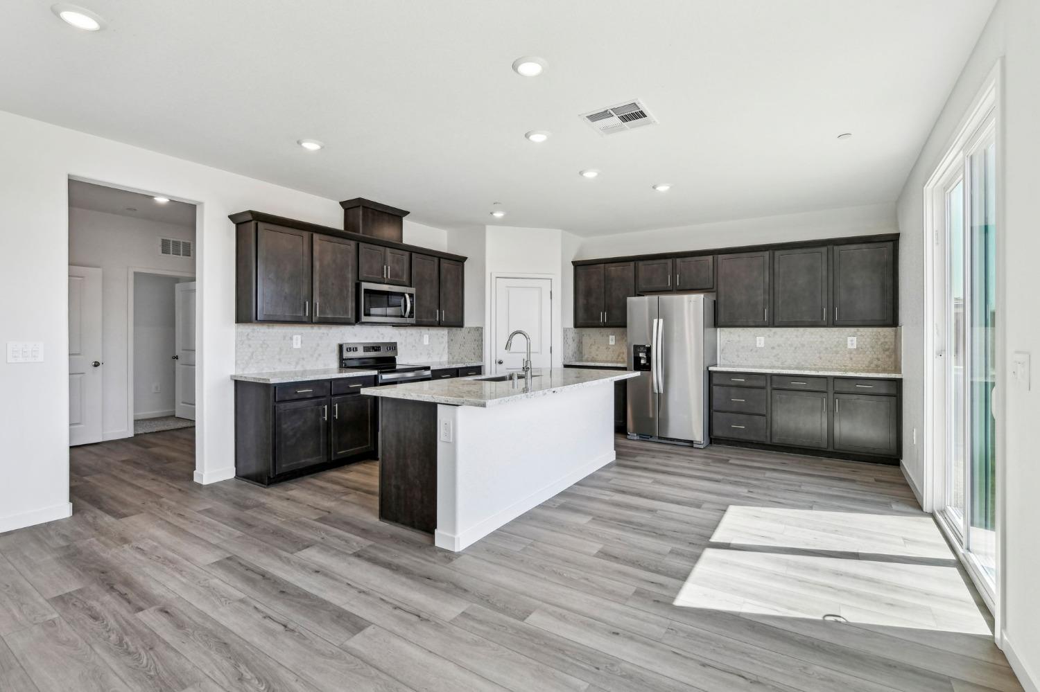 Detail Gallery Image 9 of 38 For 1280 Bastion Ave, Galt,  CA 95632 - 4 Beds | 3 Baths