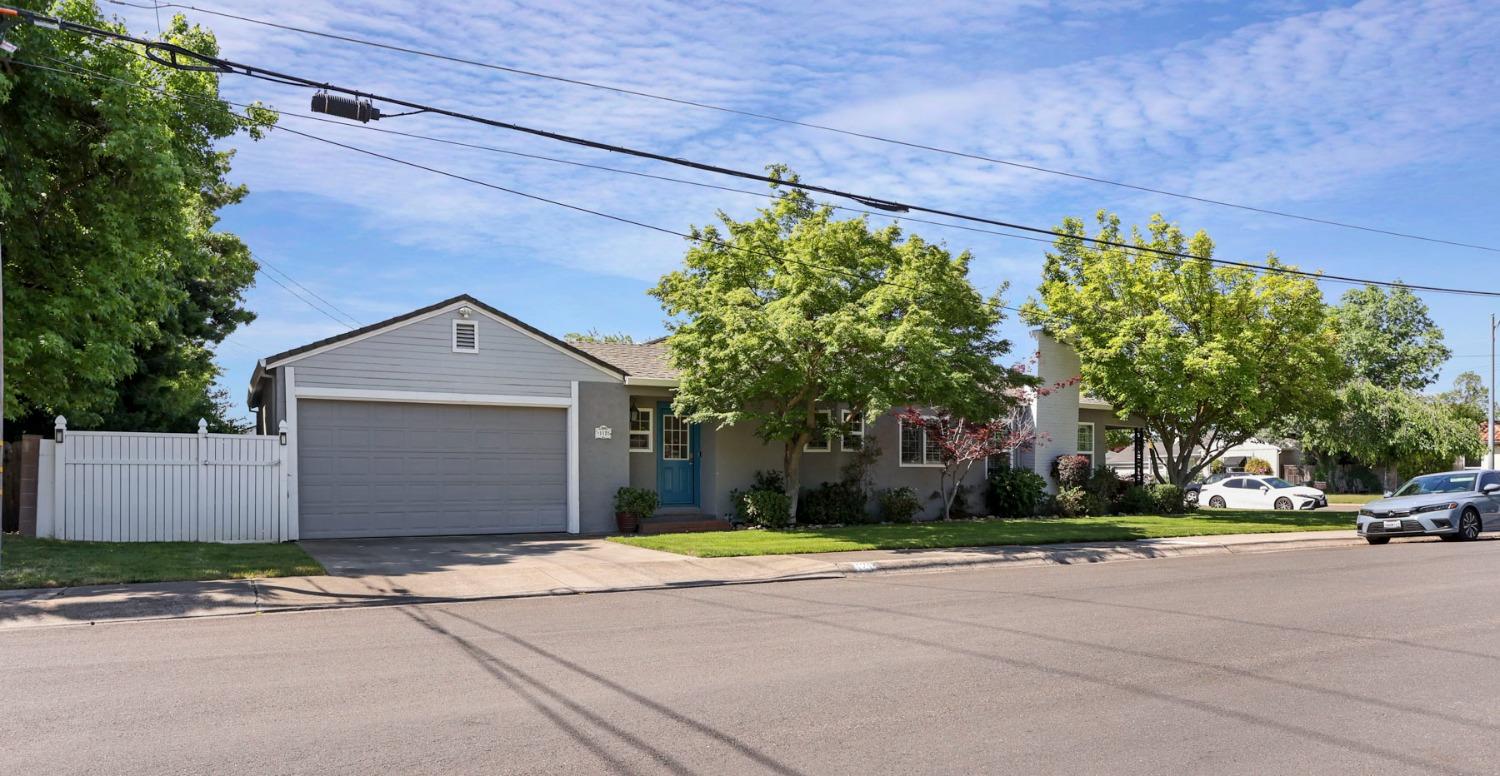 Detail Gallery Image 8 of 41 For 1120 W Oak St, Lodi,  CA 95240 - 3 Beds | 2 Baths