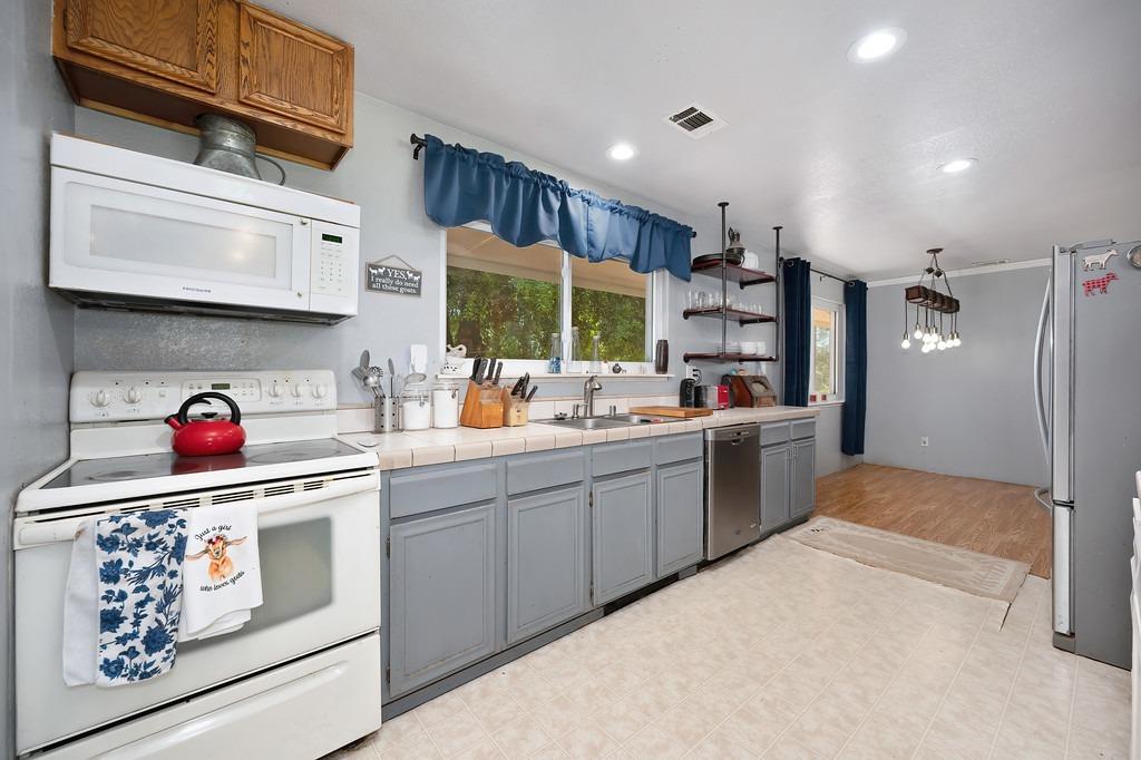 Detail Gallery Image 10 of 38 For 20427 Starlight Ln, Grass Valley,  CA 95945 - 3 Beds | 2 Baths