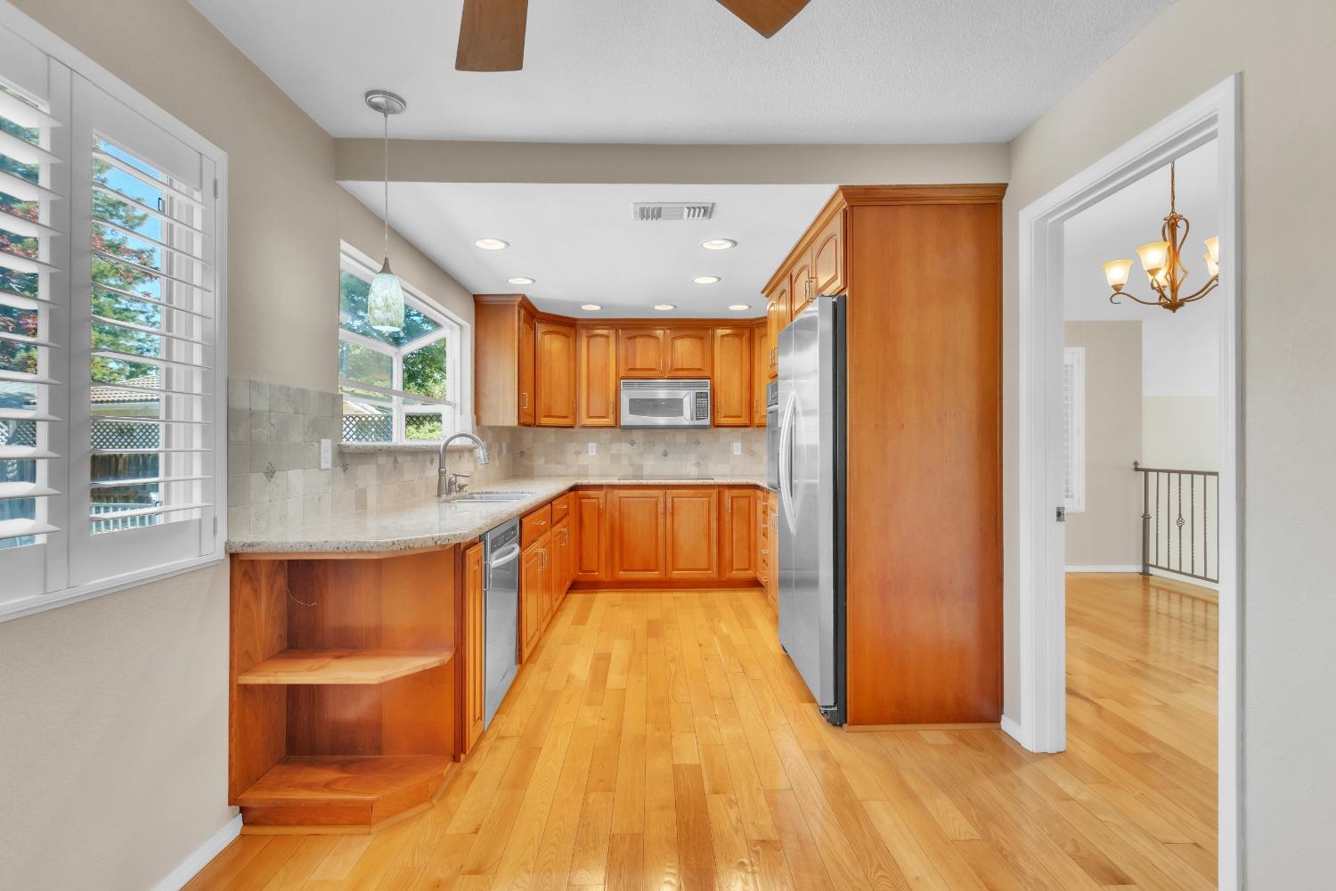 Detail Gallery Image 9 of 34 For 51 Angel Island Circle, Sacramento,  CA 95831 - 4 Beds | 2/1 Baths