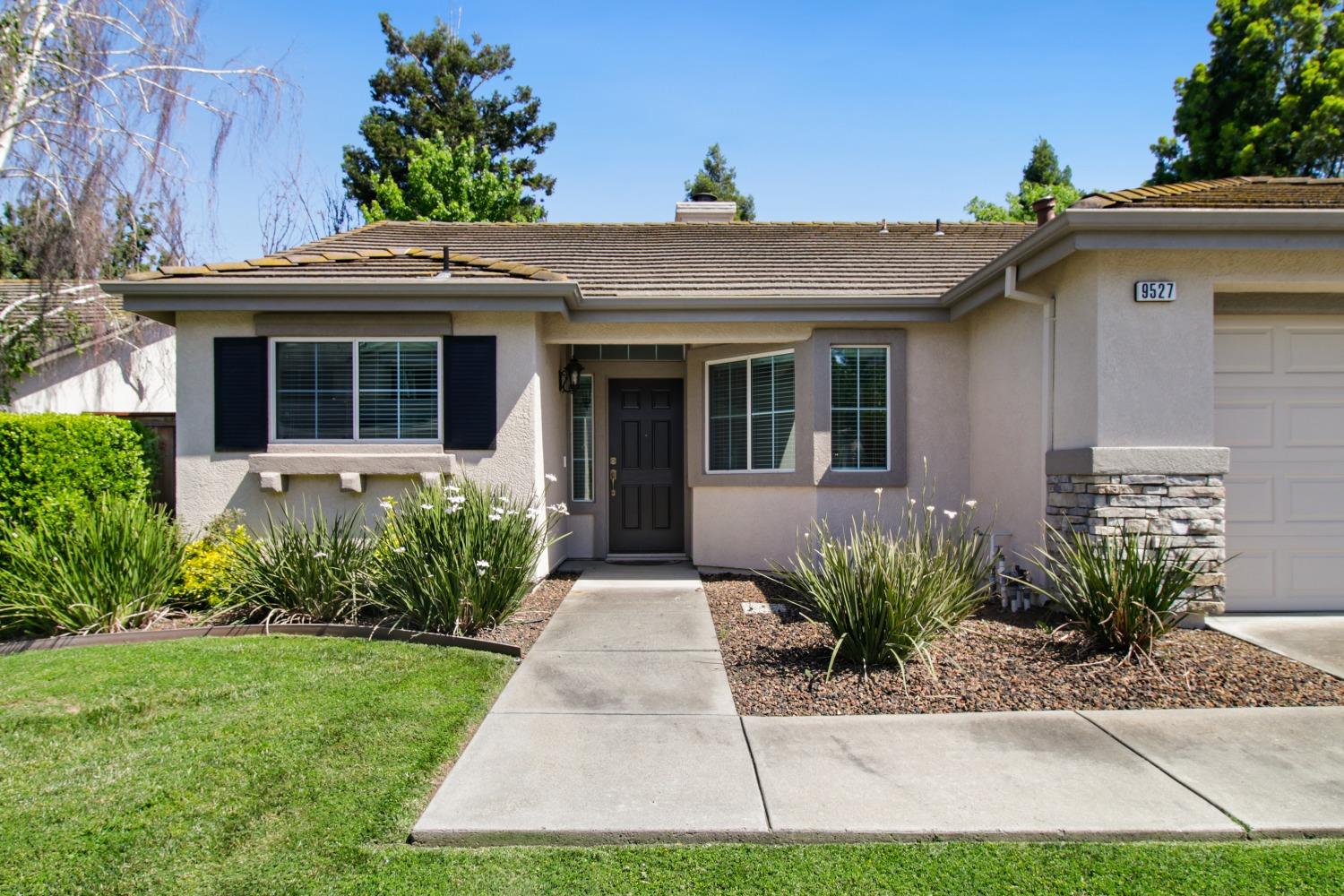 Detail Gallery Image 3 of 38 For 9527 Lake Park Ln, Elk Grove,  CA 95758 - 3 Beds | 2 Baths