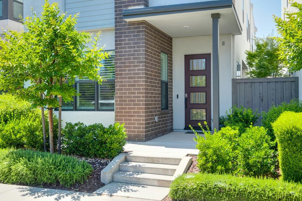 Detail Gallery Image 6 of 89 For 142 Fonseca St, Sacramento,  CA 95816 - 3 Beds | 3/1 Baths