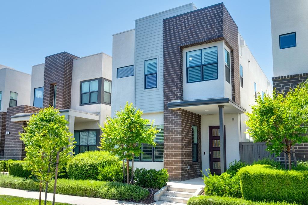 Detail Gallery Image 5 of 89 For 142 Fonseca St, Sacramento,  CA 95816 - 3 Beds | 3/1 Baths