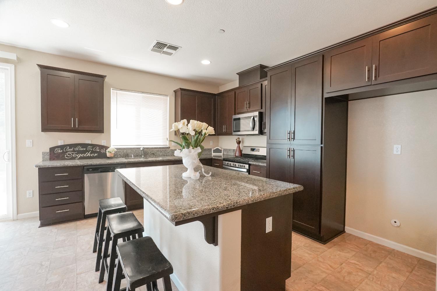Detail Gallery Image 2 of 21 For 2610 Stone Creek Dr, Atwater,  CA 95301 - 3 Beds | 2 Baths