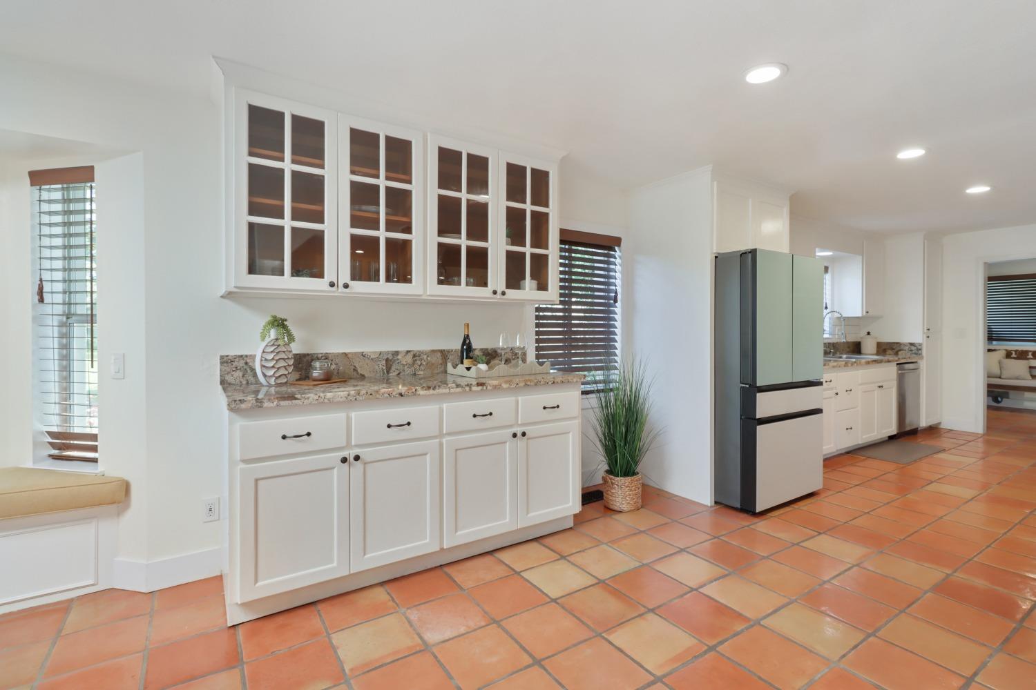 Detail Gallery Image 17 of 98 For 2590 S River Rd, West Sacramento,  CA 95691 - 3 Beds | 2/1 Baths