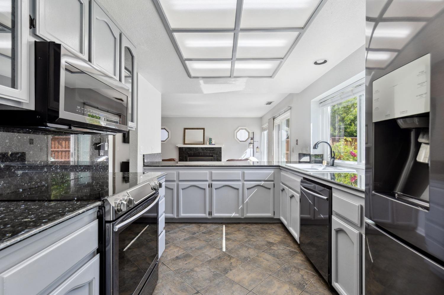 Detail Gallery Image 4 of 40 For 1535 E Colonial Pkwy #E,  Roseville,  CA 95661 - 4 Beds | 2/1 Baths