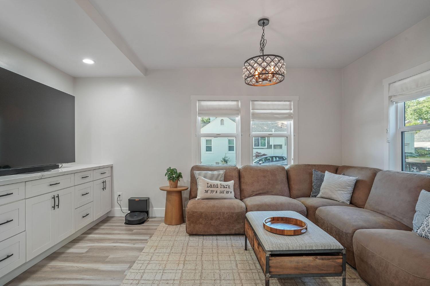 Detail Gallery Image 6 of 27 For 2640 17th St, Sacramento,  CA 95818 - 2 Beds | 2 Baths