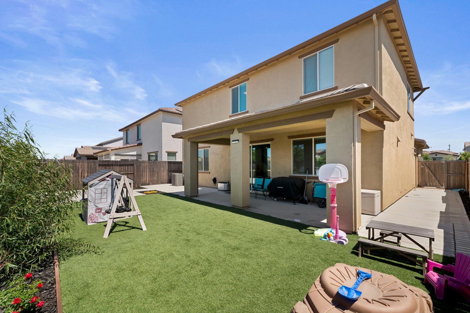 Detail Gallery Image 46 of 48 For 9942 Summerton Cir, Elk Grove,  CA 95624 - 4 Beds | 3/1 Baths