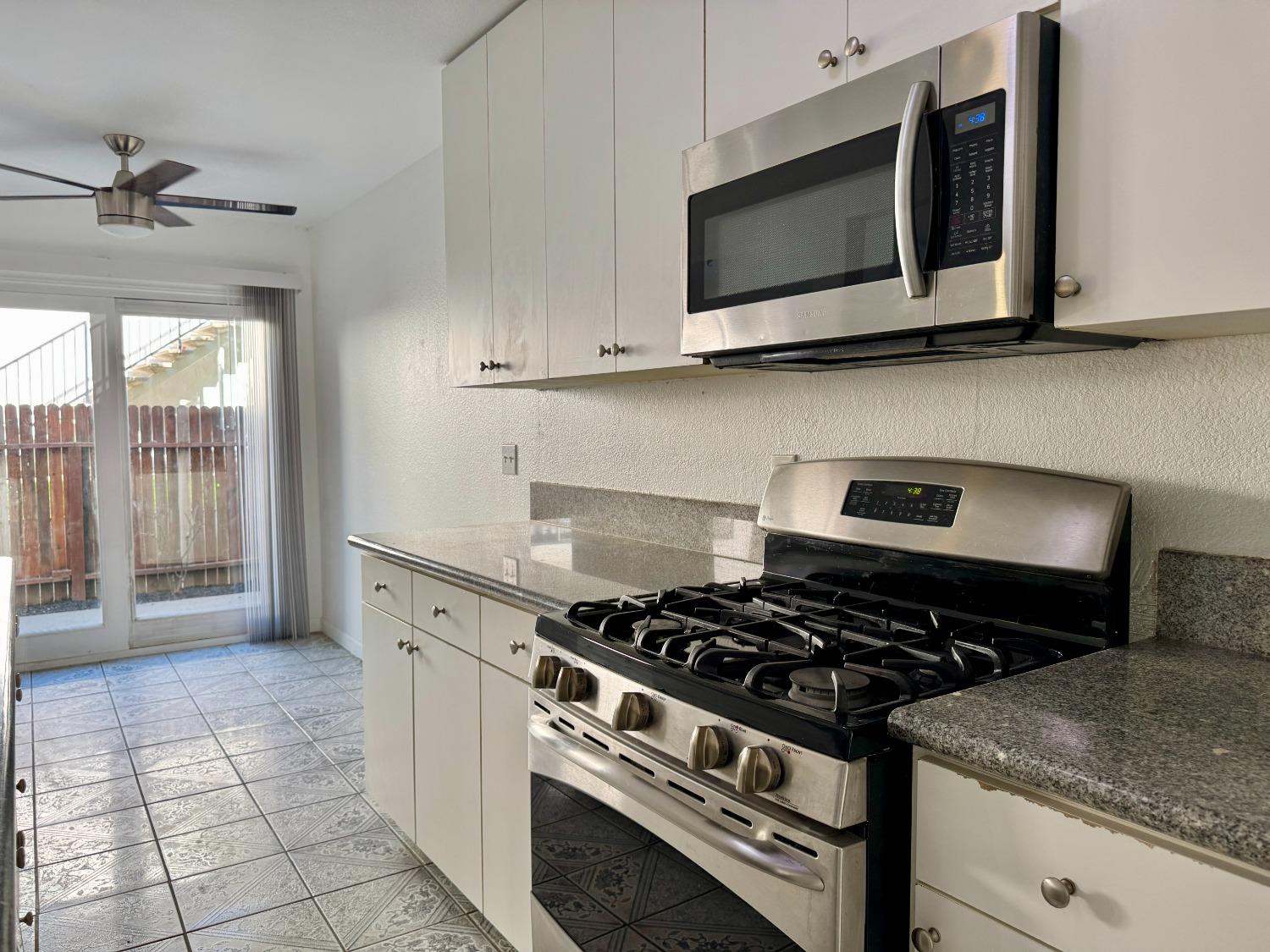 Detail Gallery Image 5 of 53 For 4742 Greenholme Dr #3,  Sacramento,  CA 95842 - 2 Beds | 1 Baths