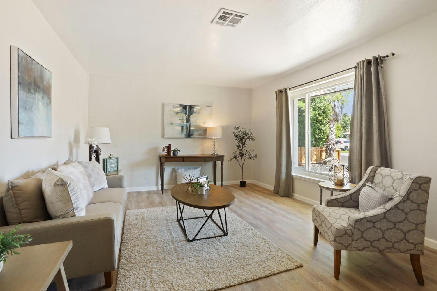 Detail Gallery Image 5 of 17 For 555 E Atlee St, Stockton,  CA 95204 - 2 Beds | 1 Baths