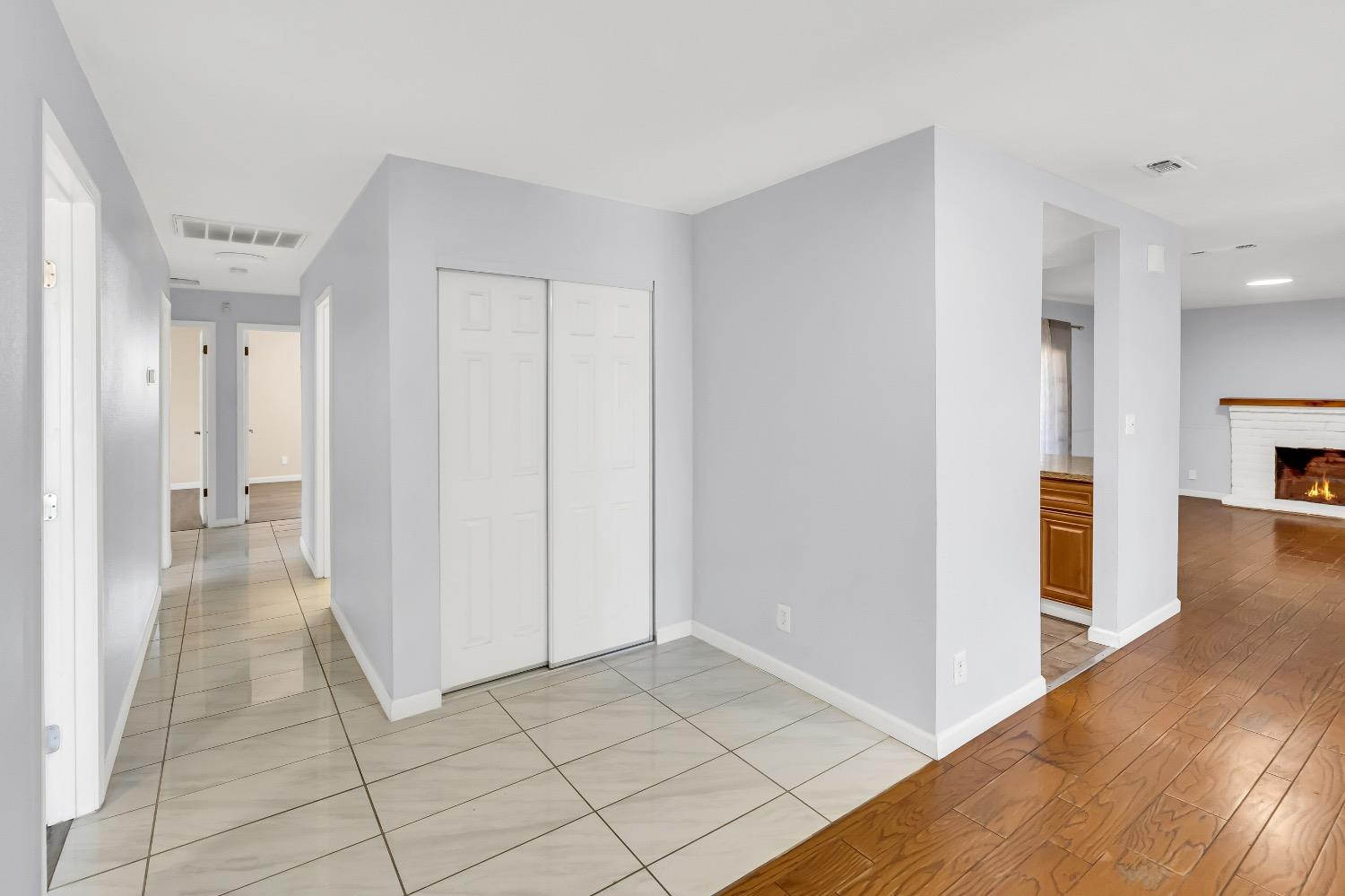 Detail Gallery Image 4 of 45 For 6833 Sandrock Way, Sacramento,  CA 95828 - 4 Beds | 2/1 Baths