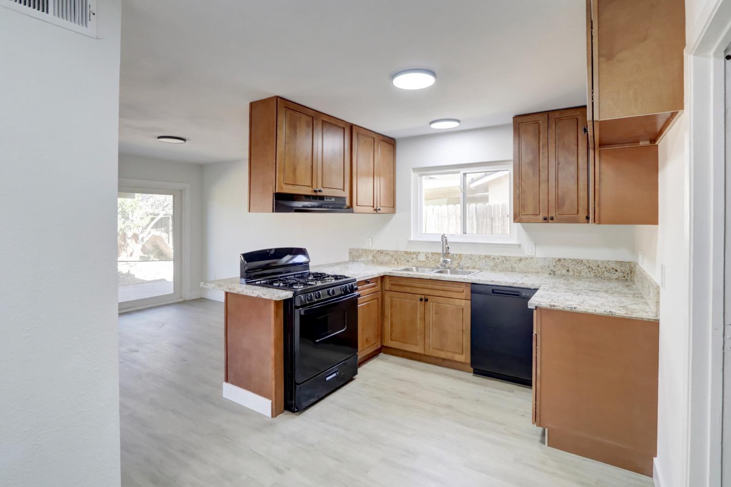 Detail Gallery Image 15 of 41 For 7915 Center Pkwy, Sacramento,  CA 95823 - 3 Beds | 1/1 Baths