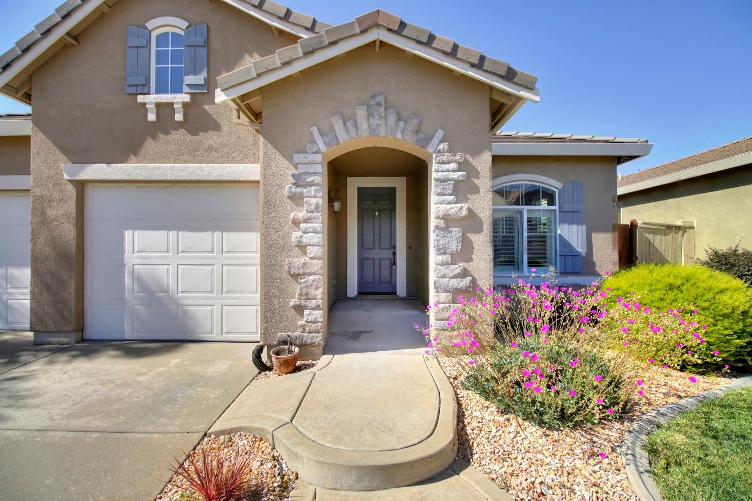 Detail Gallery Image 2 of 47 For 2337 Lockton Dr, Roseville,  CA 95747 - 3 Beds | 2 Baths