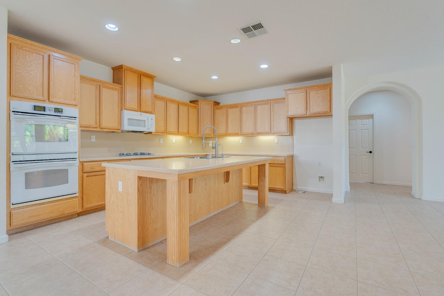 Detail Gallery Image 13 of 77 For 2080 Maximillian Ct, Los Banos,  CA 93635 - 4 Beds | 2/1 Baths