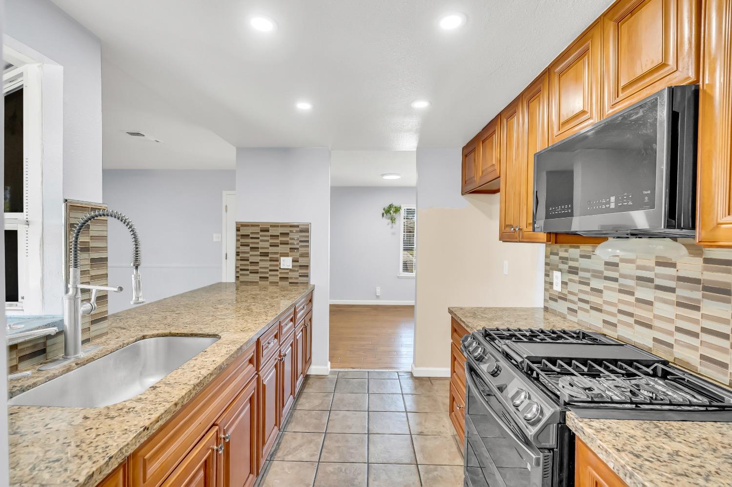 Detail Gallery Image 10 of 45 For 6833 Sandrock Way, Sacramento,  CA 95828 - 4 Beds | 2/1 Baths