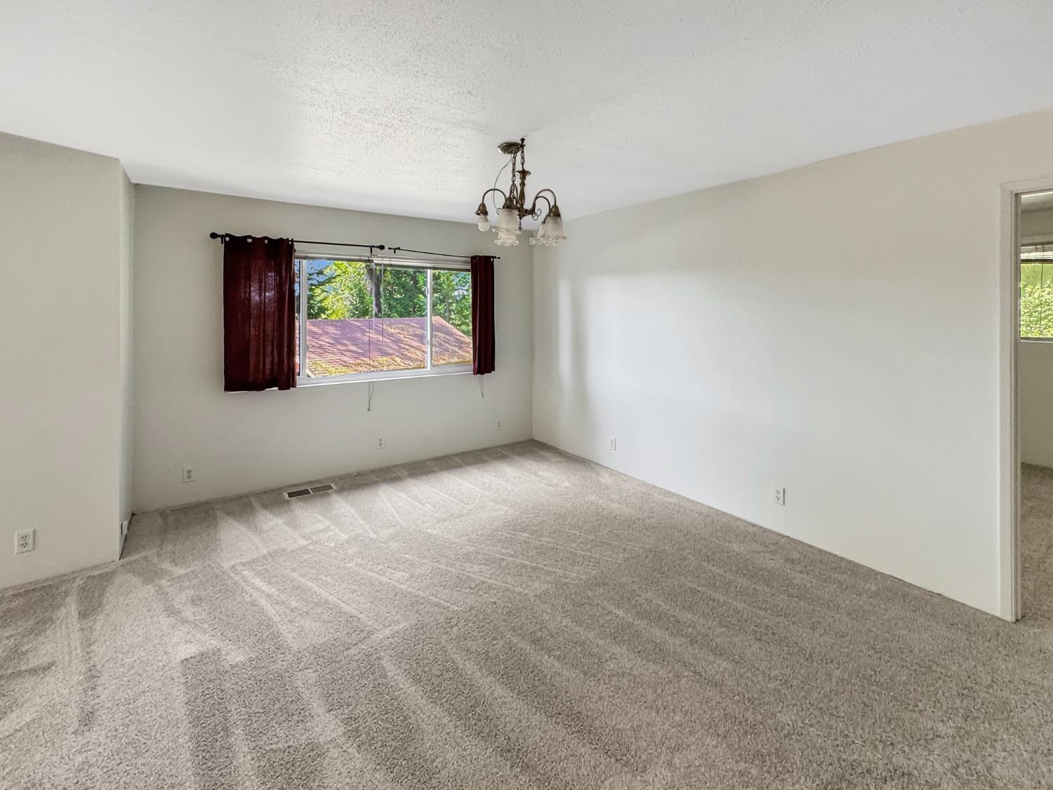 Detail Gallery Image 6 of 22 For 224 Manor Dr, Grass Valley,  CA 95945 - 3 Beds | 2/1 Baths