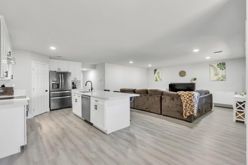 Detail Gallery Image 3 of 19 For 1600 Akron Way, Sacramento,  CA 95822 - 3 Beds | 2 Baths