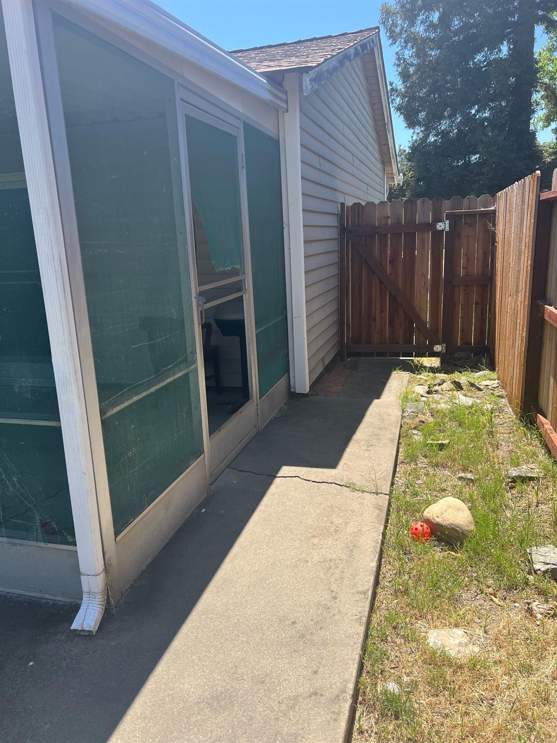 Detail Gallery Image 4 of 10 For 1585 Neihart Ave, Sacramento,  CA 95832 - 2 Beds | 1 Baths