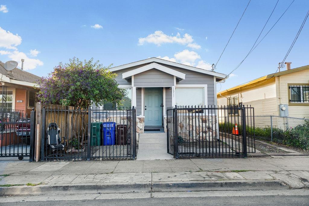 Detail Gallery Image 3 of 19 For 1811 70th Ave, Oakland,  CA 94621 - 2 Beds | 1 Baths