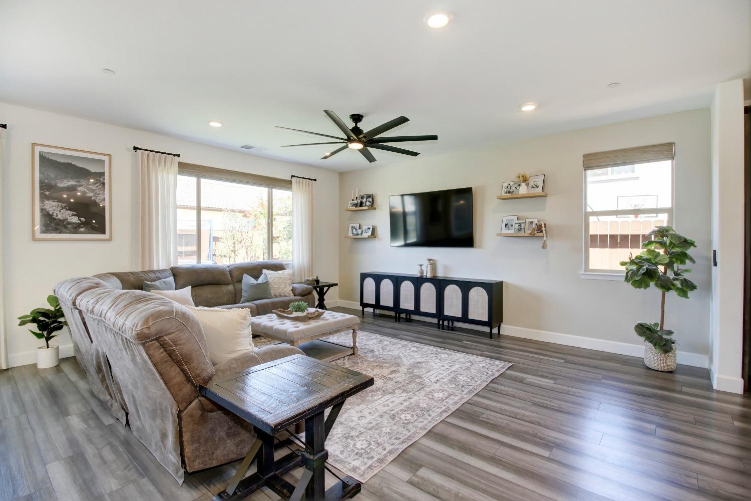Detail Gallery Image 8 of 54 For 5480 Fandango Loop, Roseville,  CA 95747 - 4 Beds | 2/1 Baths