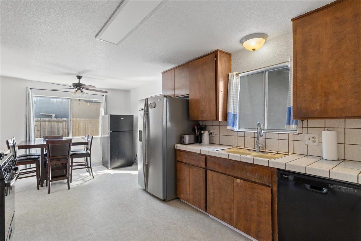Detail Gallery Image 9 of 37 For 6030 Jackson Ave, Riverbank,  CA 95367 - 3 Beds | 2 Baths