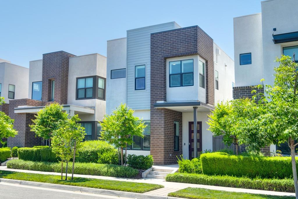 Detail Gallery Image 2 of 89 For 142 Fonseca St, Sacramento,  CA 95816 - 3 Beds | 3/1 Baths