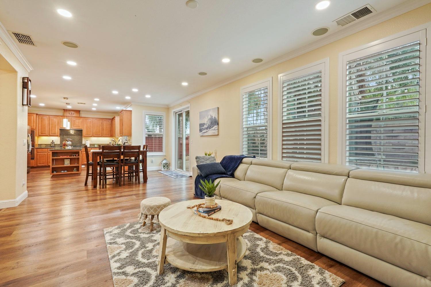 Detail Gallery Image 8 of 39 For 610 W La Canada Ave, Mountain House,  CA 95391 - 5 Beds | 3/1 Baths