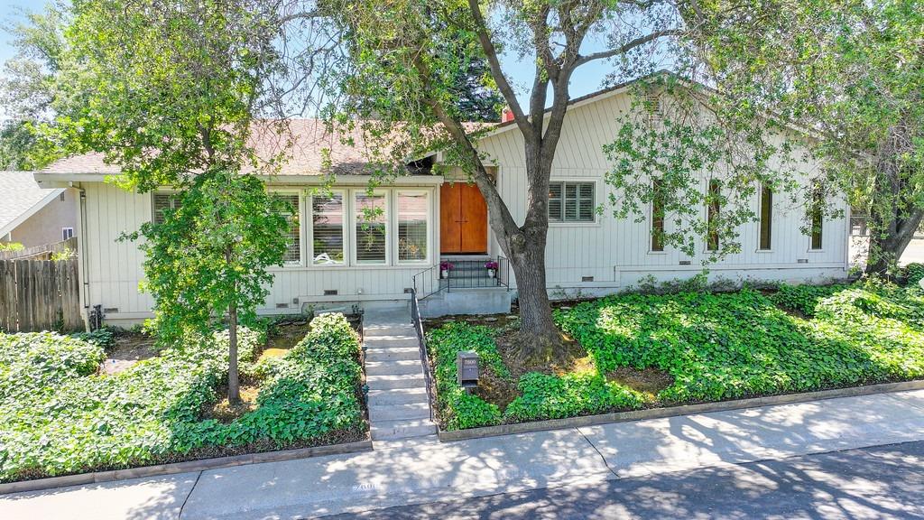 Detail Gallery Image 1 of 65 For 7600 Woodland Ln, Fair Oaks,  CA 95628 - 5 Beds | 3 Baths