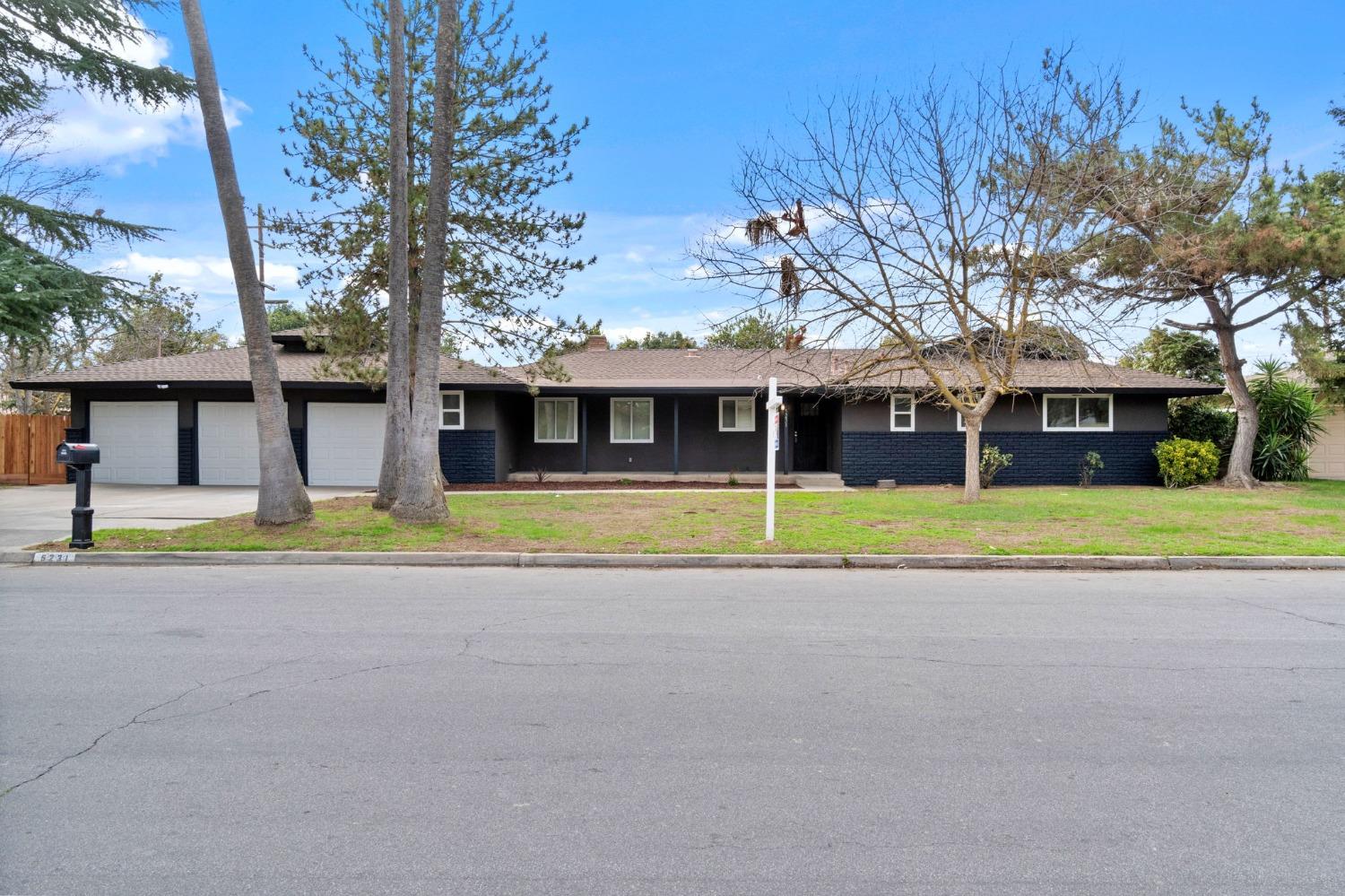Detail Gallery Image 1 of 33 For 5231 N Del Mar Ave, Fresno,  CA 93704 - 3 Beds | 2 Baths