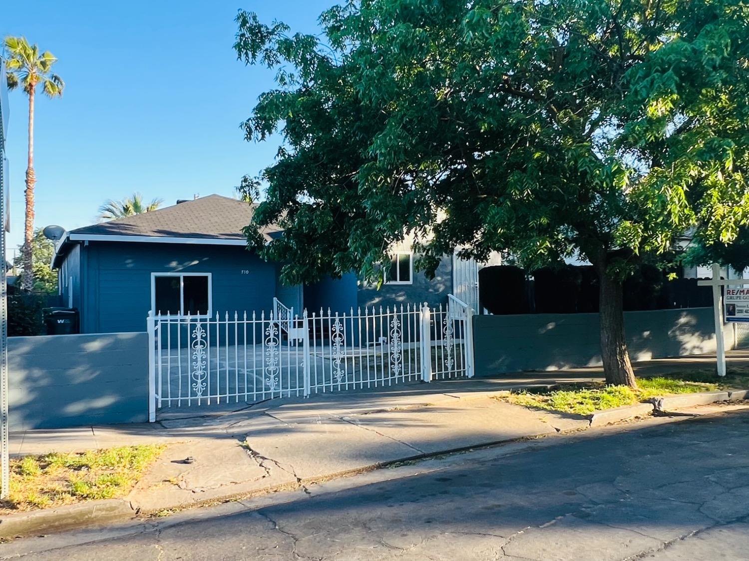 Detail Gallery Image 1 of 19 For 710 E 4th, Stockton,  CA 95206 - 4 Beds | 2 Baths