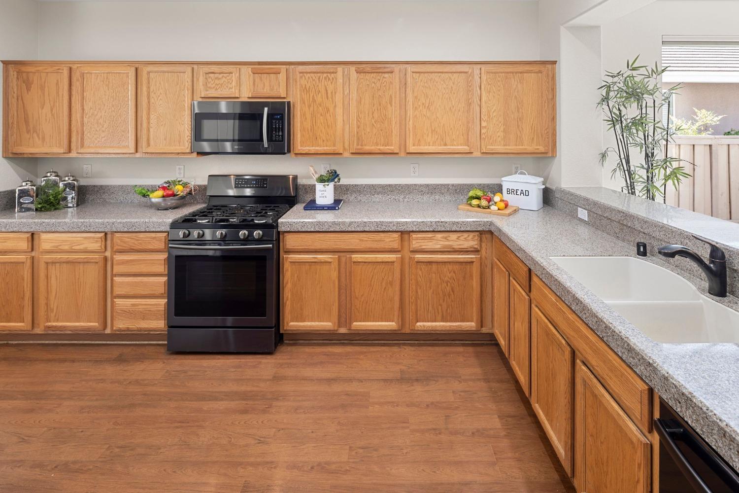 Detail Gallery Image 13 of 42 For 1239 Hawthorne Ln, Lincoln,  CA 95648 - 2 Beds | 2 Baths