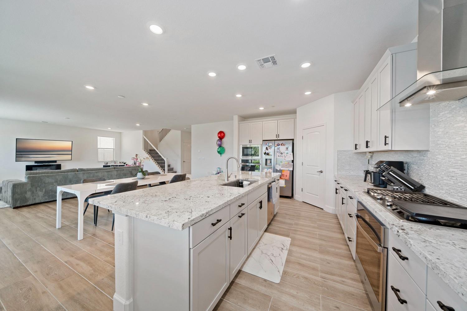 Detail Gallery Image 19 of 48 For 9942 Summerton Cir, Elk Grove,  CA 95624 - 4 Beds | 3/1 Baths